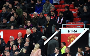 MU: Ám ảnh cảnh CĐV lũ lượt rời sân Old Trafford sau tấm thẻ đỏ của Pogba