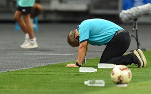 Xót xa hình ảnh HLV Park Hang Seo gục ngã vì thất bại trước Thái Lan