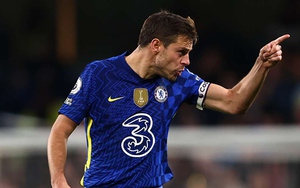 Azpilicueta cãi nhau tay đôi với CĐV sau trận thua Arsenal