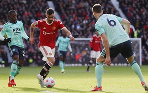 ĐIỂM NHẤN MU 1-1 Leicester: Ngày Bruno Fernandes đá số 9 ảo. MU hụt hơi đua Top 4