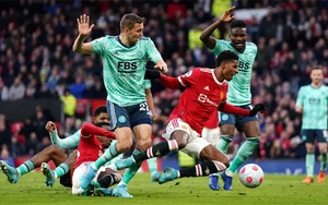 Fernandes bị chế nhạo vì đòi phạt đền khi Elanga phạm lỗi với Rashford