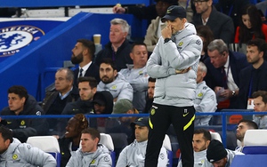 HLV Tuchel đổ lỗi cho mặt sân sau trận thua Arsenal