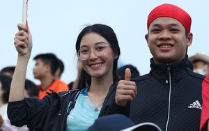 Á hậu Lào cổ vũ cuồng nhiệt cho đội U23 trên sân Thiên Trường