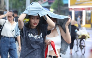 CĐV đội mưa tới sân cổ vũ U23 Việt Nam vs U23 Timor Leste
