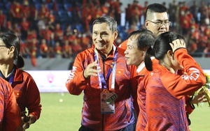 Khoảnh khắc ấn tượng HLV Mai Đức Chung ăn mừng HCV cùng tuyển nữ Việt Nam