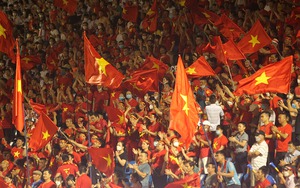 CĐV Cẩm Phả tiếp sức, nữ Việt Nam ngược dòng trước Philippines