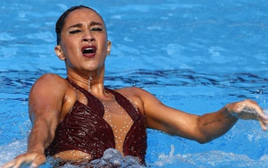 HLV lao xuống bể cứu học trò, cứu hộ 'đứng nhìn' tại giải vô địch thế giới bơi lội