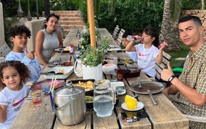 Ronaldo chia sẻ khoảnh khắc hiếm hoi của con gái mới sinh