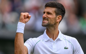 Djokovic ăn mừng kiểu lạ sau pha ghi điểm ngoạn mục ở Tứ kết Wimbledon