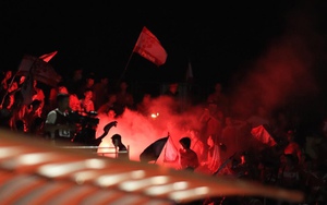 SLNA, Hải Phòng cùng bị phạt 15 triệu vì CĐV đốt pháo sáng