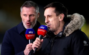Neville 'khẩu chiến' với Carragher vì châm chọc yêu cầu ra đi của Ronaldo