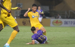 Hà Nội 2-1 SLNA: Cận cảnh những pha bóng quyết liệt