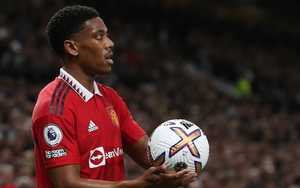 Martial gây sốt với pha 'câu giờ' tinh quái ở trận MU thắng Liverpool
