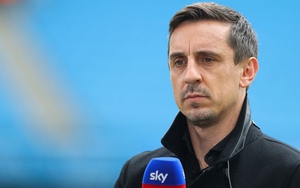 Gary Neville phản đối hoãn Ngoại hạng Anh để tưởng nhớ Nữ hoàng Anh Elizabeth II