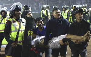 Cộng đồng mạng đề xuất FIFA cấm Indonesia thi đấu sau thảm họa vì bạo loạn