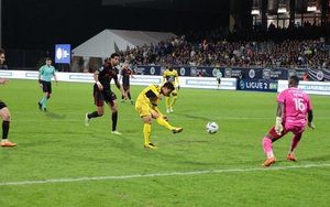 Quang Hải nhận 'mưa' chúc mừng sau bàn thắng lịch sử vào lưới Rodez