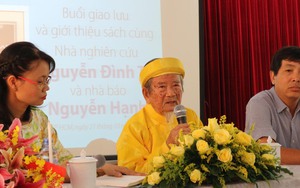 Nhà nghiên cứu Nguyễn Đình Tư vừa sửa xe đạp vừa viết sử