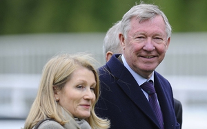 Tỉnh dậy sau ca phẫu thuật, Sir Alex Ferguson hỏi câu khiến mọi người đều bất ngờ