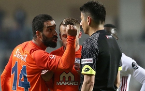 SỐC!!! Arda Turan của Barcelona đẩy trọng tài, bị treo giò kỷ lục... 16 trận!