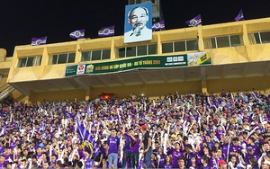 CĐV Hà Nội FC ném giấy vệ sinh trắng xóa một góc sân Hàng Đẫy