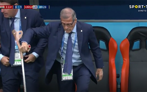 Uruguay 1-0 Ai Cập: Hình ảnh HLV Oscar Tabarez chống gậy ăn mừng gây xúc động