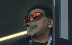 Maradona phân biệt chủng tộc, hút xì gà trên khán đài bất chấp lệnh cấm