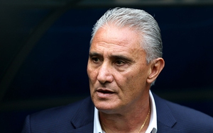 HLV Tite ngã sấp mặt, dính chấn thương vì ăn mừng quá khích