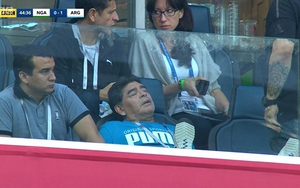 Diego Maradona trông như 'phê thuốc' khi xem Argentina đánh bại Nigeria