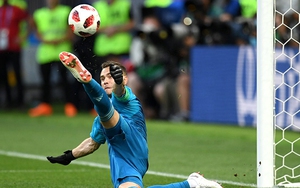 VIDEO: Akinfeev bay người cản penalty bằng chân ngoạn mục để loại TBN