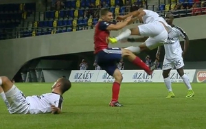 Sốc với pha 'song phi' tàn bạo hơn De Jong nhiều lần ở vòng loại Champions League