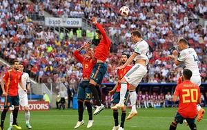 Rio Ferdinand: 'Pique vung tay trong hoảng loạn, phạt đền là chính xác'