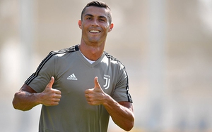 Ronaldo thể hiện kỹ năng siêu đẳng trong buổi tập đầu tiên cùng Juventus