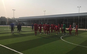 Không thể tập trên 'ruộng khoai', U23 Việt Nam phải chuyển sang sân nhân tạo