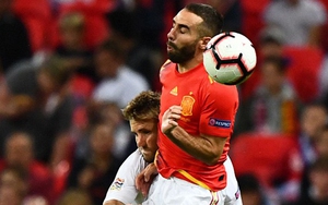 KINH HOÀNG: Luke Shaw nằm sân bất động, phải thở oxy vì va chạm với Dani Carvajal