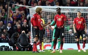 Gary Neville bất ngờ khi tận mắt chứng kiến M.U 'họp kín trên sân'