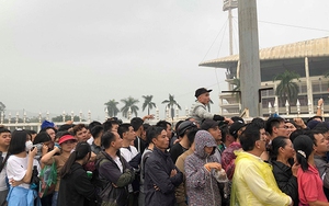 CẬP NHẬT: Biển người đổ về sân Mỹ Đình mua vé xem trận Việt Nam vs Malaysia