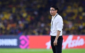 HLV Tan Cheng Hoe khen ngợi học trò bình tĩnh sau khi bị Duy Mạnh phạm lỗi