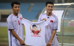 Duy Mạnh và Tiến Dũng tri ân Đình Trọng sau trận hòa Triều Tiên