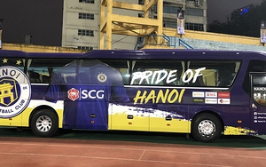 Hà Nội FC vs Than Quảng Ninh: Xe bus của Hà Nội FC chưa được thay ‘áo mới’