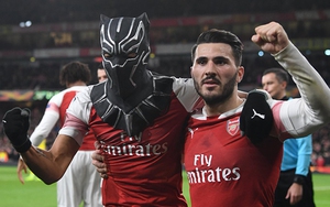 Vì sao Aubameyang nhận thẻ vàng khi hóa thành 'Black Panther' trong lúc ăn mừng?