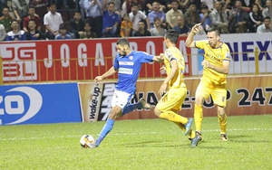 HLV Phan Thanh Hùng: 'Mặt sân Cửa Ông đã giúp SLNA có được lợi thế'