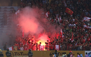CĐV Hải Phòng ném pháo sáng, tiền âm phủ xuống sân Hàng Đẫy, khiến trận đấu 2 lần bị gián đoạn
