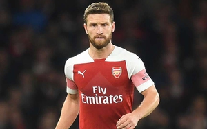Mustafi gây sốt khi rê dắt như Messi rồi tạt bóng thảm họa khiến Aubameyang bật cười