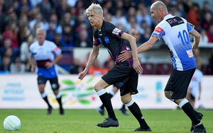 HLV Arsene Wenger gây sốt với pha bóng vượt qua Zidane