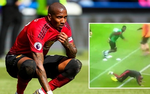 Ashley Young vấp ngã trong lúc khởi động, báo hiệu MU thất bại trong cuộc đua Top 4