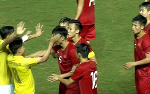 VIDEO: Tiền vệ Thái Lan may mắn không bị đuổi sau pha 'tát kín' Văn Hậu