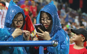VIDEO: Hàng nghìn CĐV đến sân Phú Thọ, đội mưa cổ vũ U23 Việt Nam