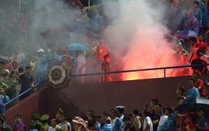 U23 Việt Nam 2-0 U23 Myanmar: CĐV Việt Nam đốt pháo sáng trên SVĐ Phú Thọ
