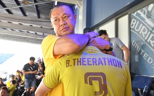 CĐV Thái Lan thất vọng: 'Sa thải Sirisak Yodyardthai đi, còn chờ đợi gì nữa?'