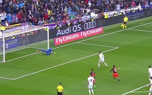 'Thánh bắt pen' Diego Alves lại khiến cộng đồng mạng bái phục khi chặn đứng Ronaldo